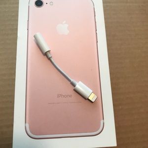 Apple Lightning to 3.5 mm Headphone Jack Adapter